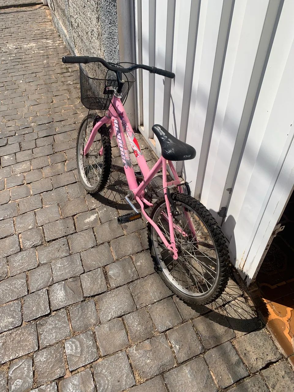 Bicicleta Rosa Aro 20 com Cestinha Preta  - Foto 3