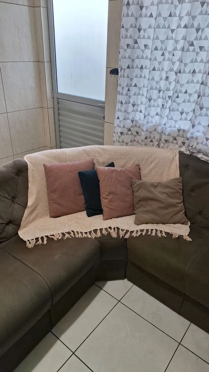 Sofá em L + 4 almofadas + manta - Foto 2