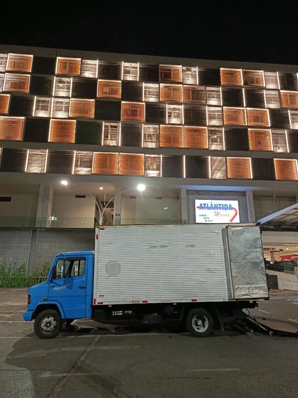 Fretes em geral CAMINHÃO COM RAMPA PLATAFORMA HIDRÁULICA 