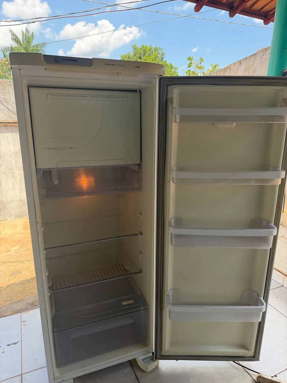 Vendo essa geladeira funcionando perfeitamente  - Foto 2