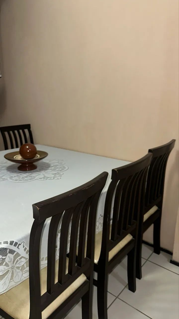 Mesa com madeira maciça (Jacauna) e vidro(bisotado) com 8 cadeiras  - Foto 5
