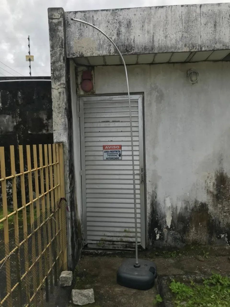Suporte em alumínio para bandeira comercial com base em plastico  - Foto 2