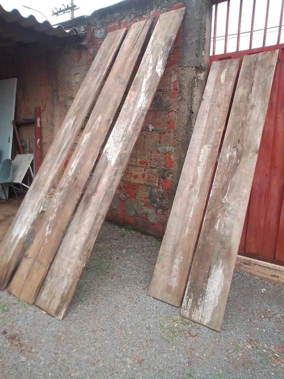Vendo 5 tábuas e 2 telhas 