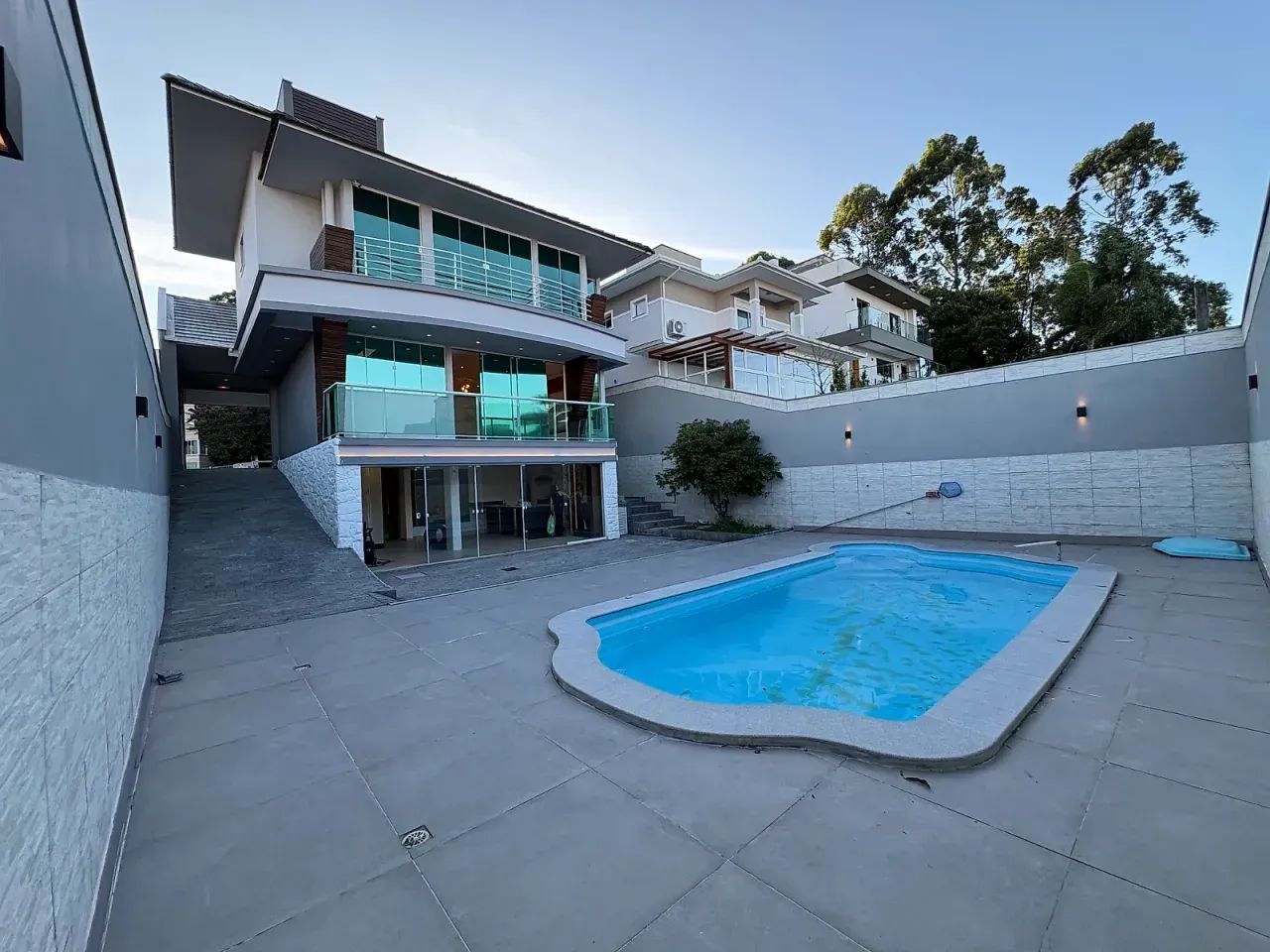 Casa 4 dormitórios (3 suítes) - Pedra Branca