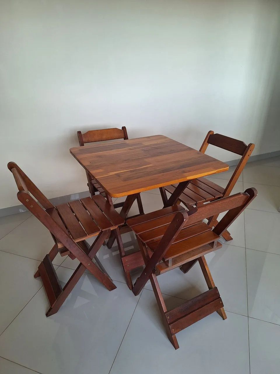 Mesa de madeira c/ cadeiras desmontável  - Foto 2