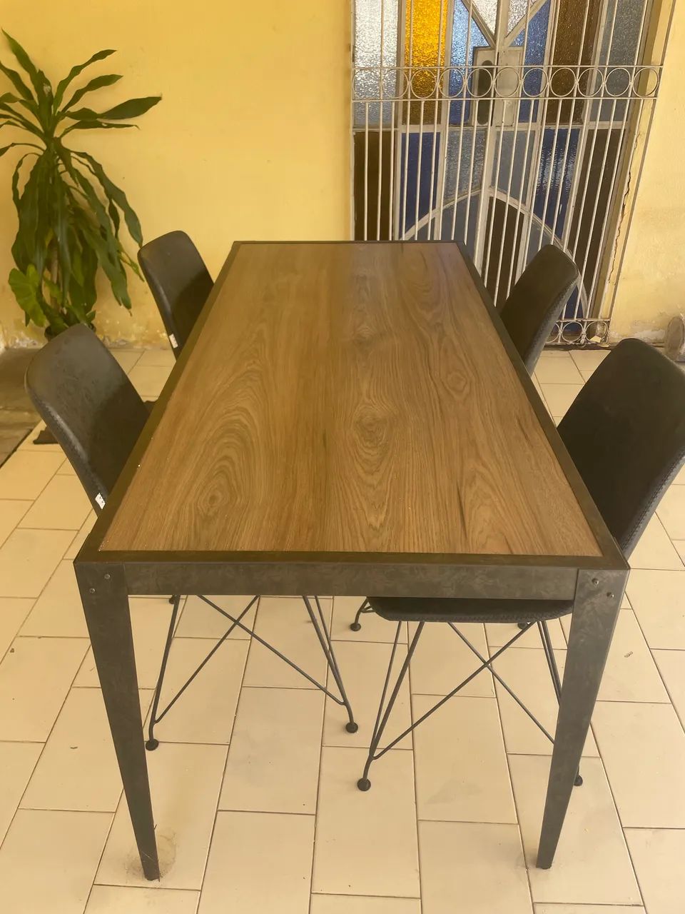 Mesa com quatro cadeiras - Foto 2
