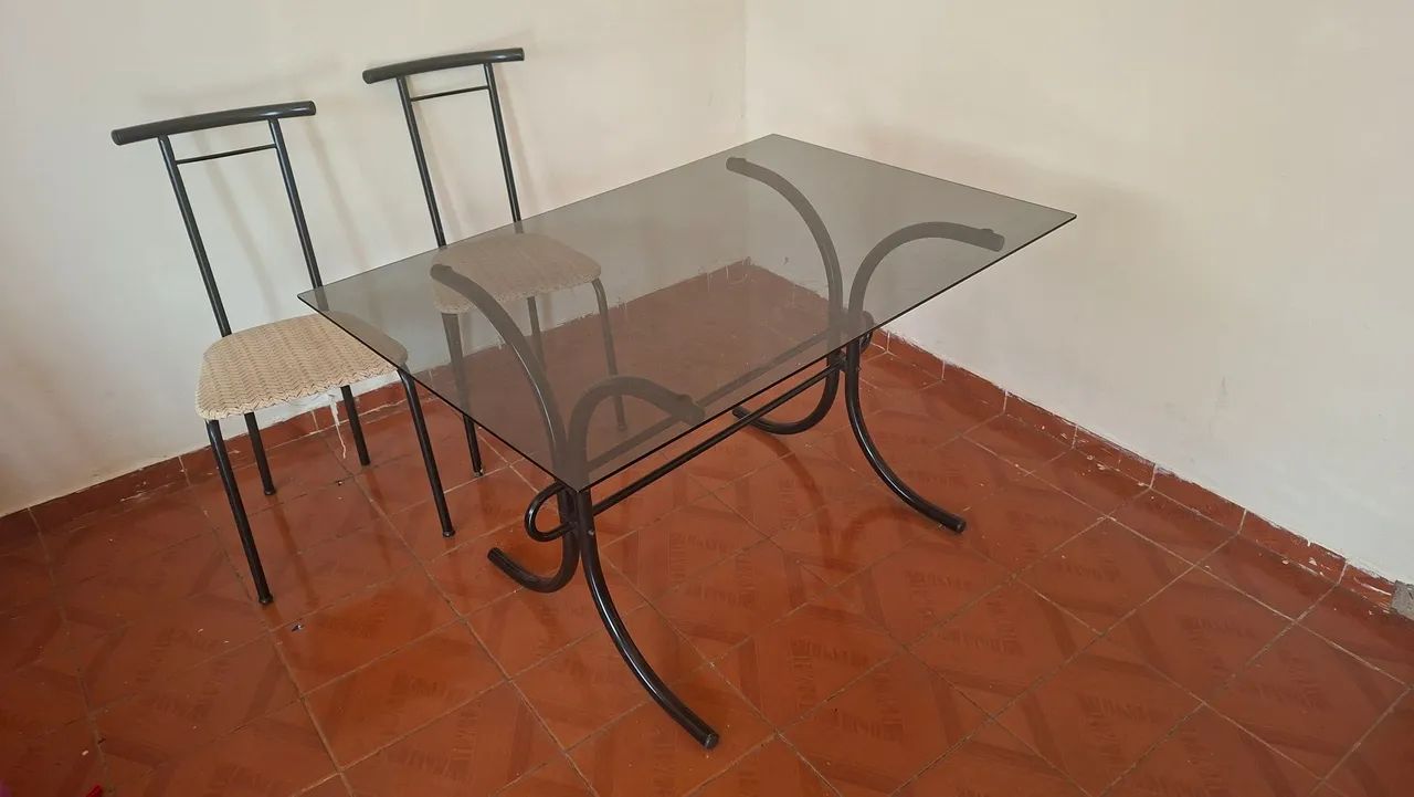 Mesa de vidro com 4 cadeiras - pouco uso