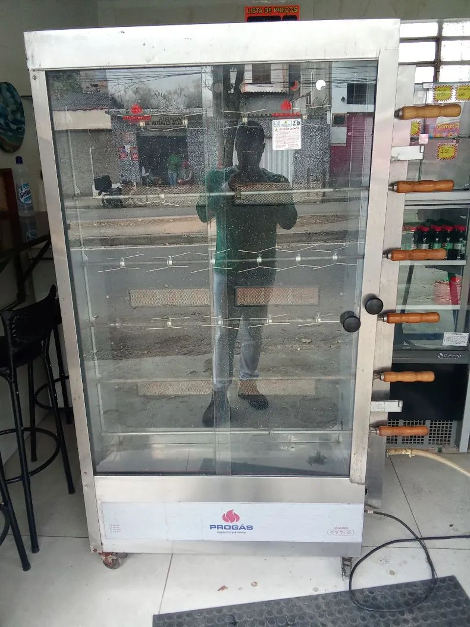 Máquina de frango assado pouco tempo de uso
