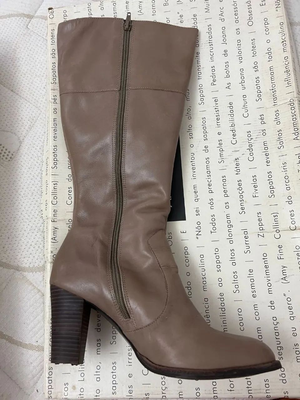 Bota Andarella nude <br>da, bem conservada, usada poucas vezes.<br>Cor ebano/nude.<br>N° 39.<br>180,00 - Foto 3