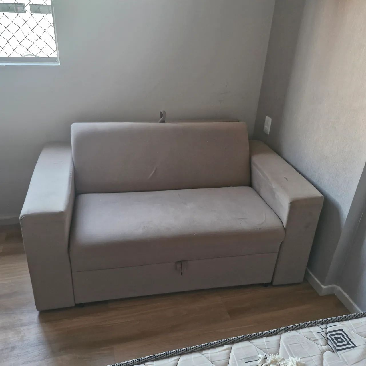Lindo Sofá Cama em Suede Macio e Confortável!