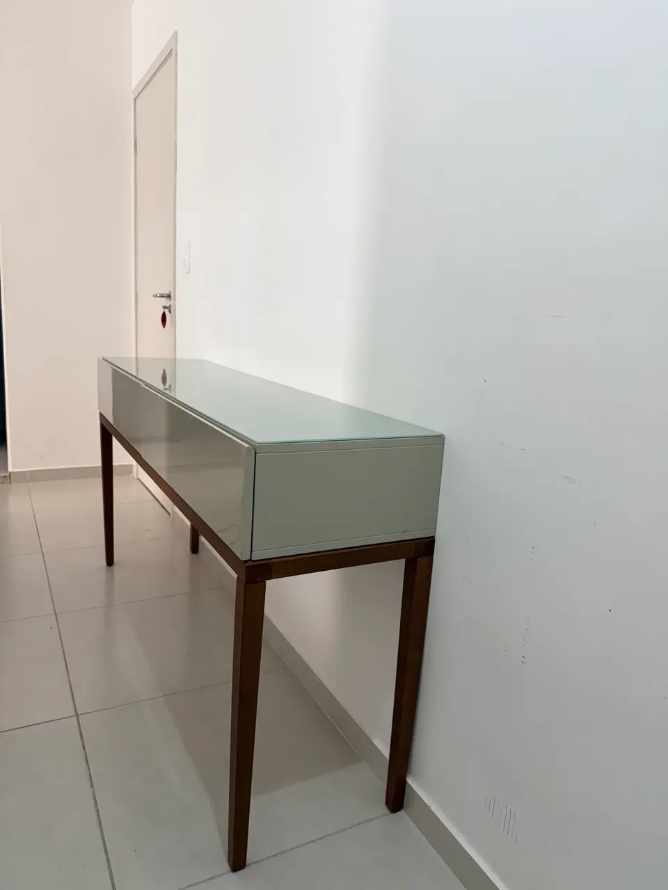 Aparador de sala com tampo de vidro e duas gavetas - Foto 2
