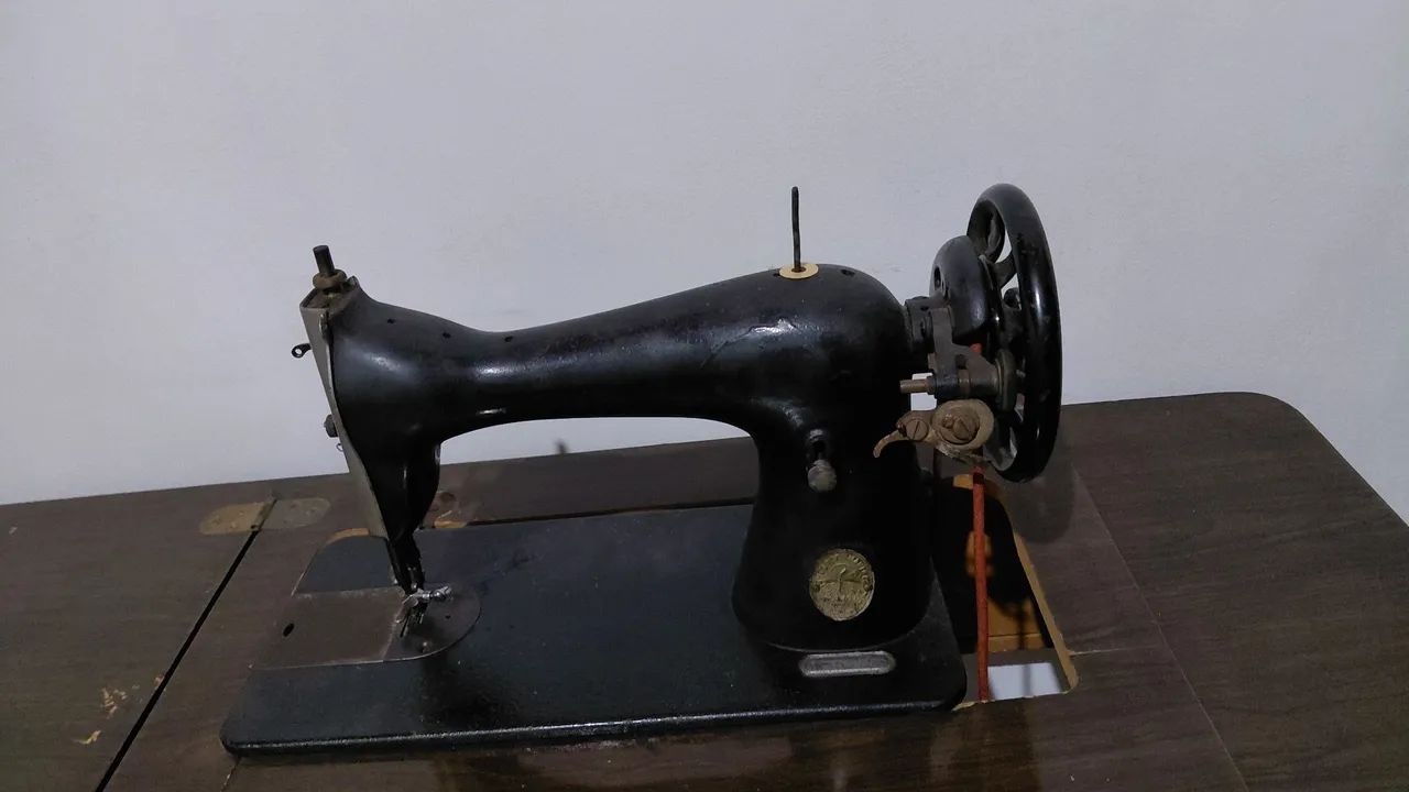 Máquina Singer antiga original com mesa e pedal - funcionanando - Foto 3