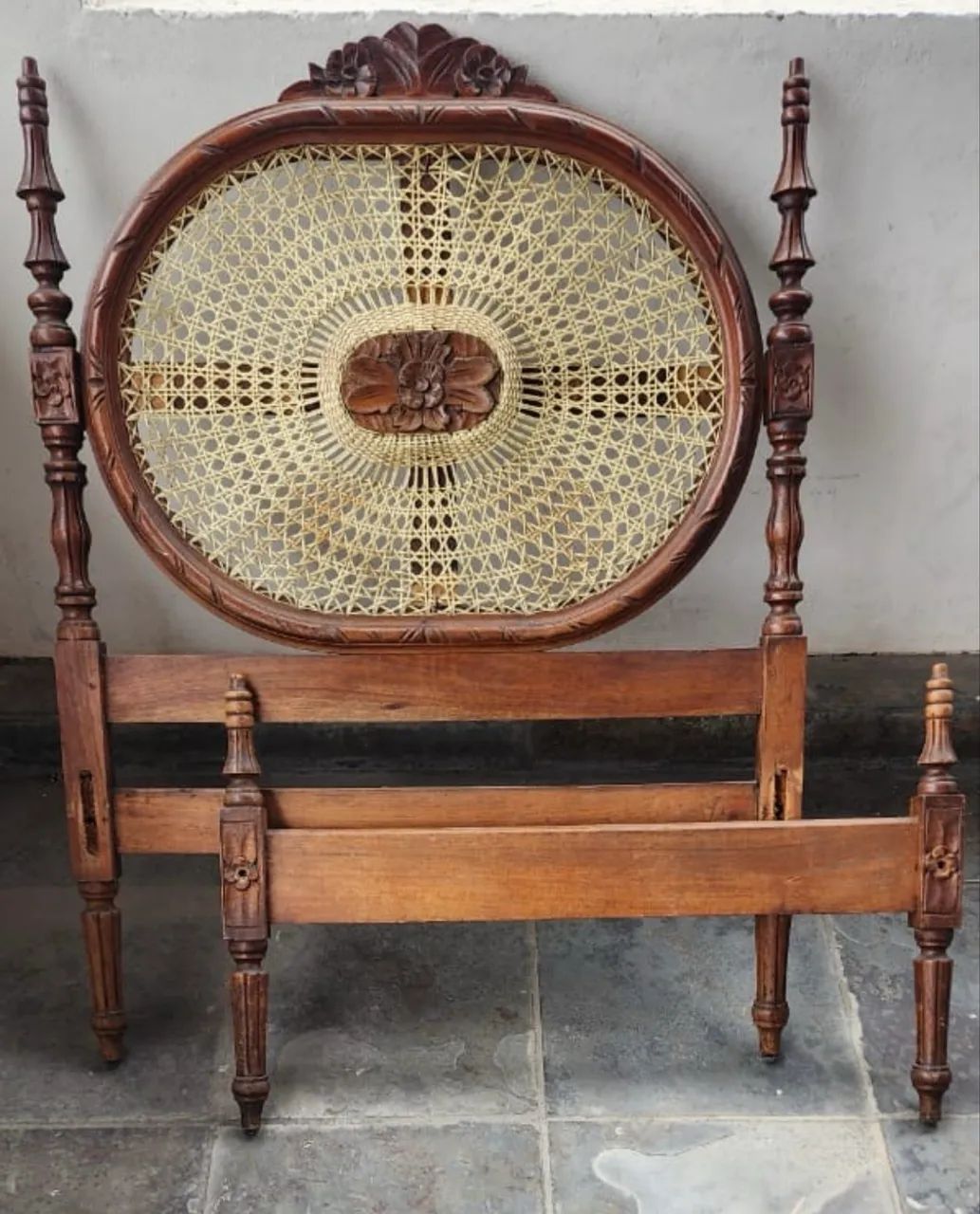 Vendo Cama de Solteiro Conservada, modelo estilo clássico colonial