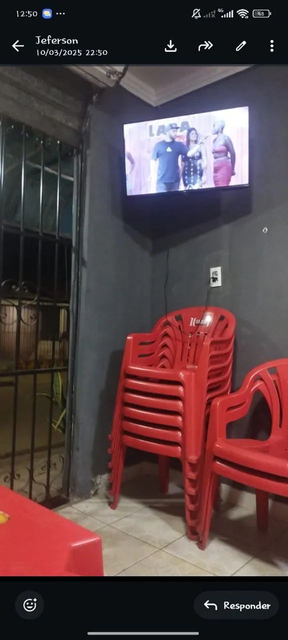 Cadeiras e mesas de plástico 