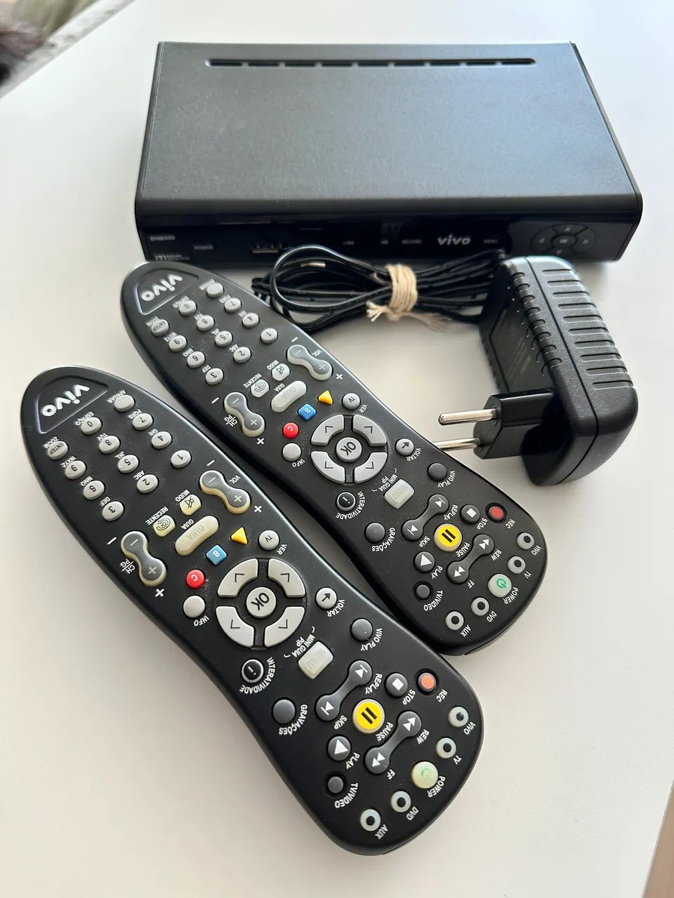 Aparelho da vivo com dois controles