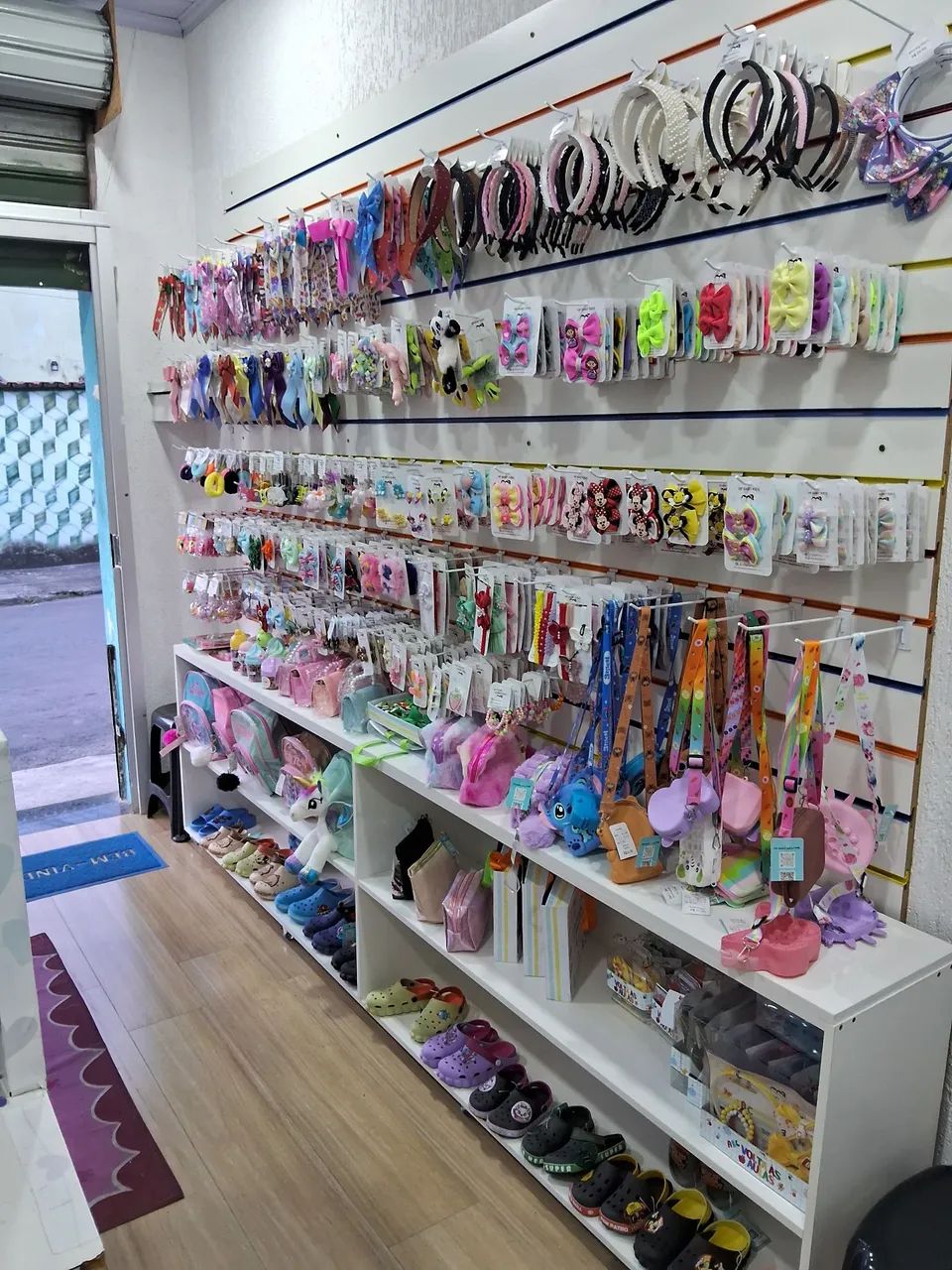 Vendo Mobile e mercadoria de loja infantil completa 1