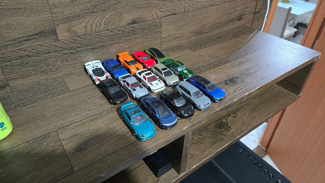 Carrinhos Hot Wheels - Lote com 15 - Ferrari Porsche Toyota Audi - Foto 3
