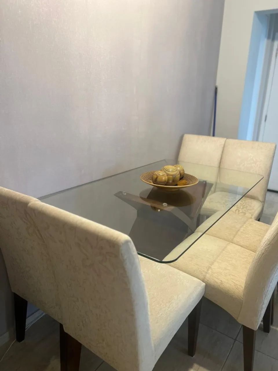 Mesa de jantar c/ 6 cadeiras com estofado branco