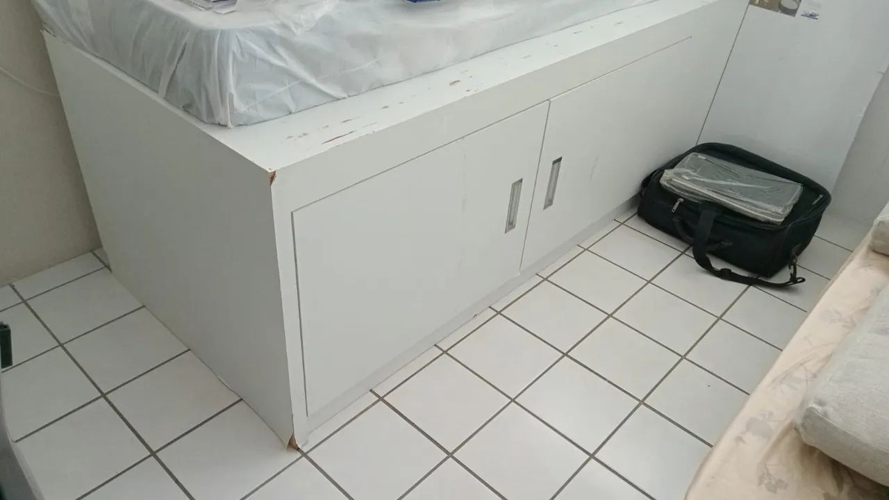 Excelente móvel cama com portas corrediças. 