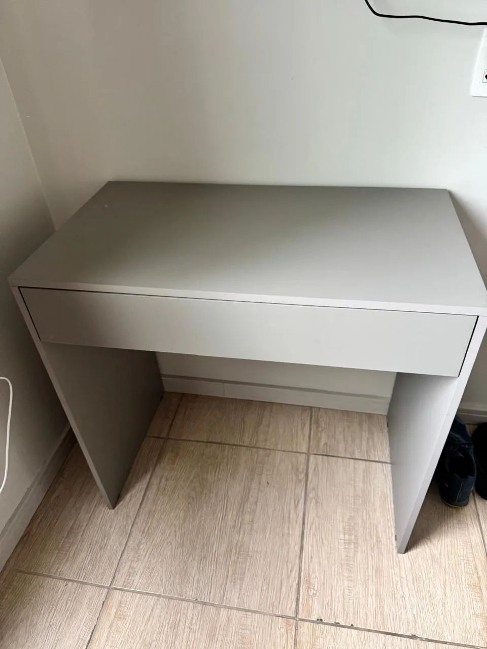 Mesa para escritório cinza com gaveta nova - Foto 2