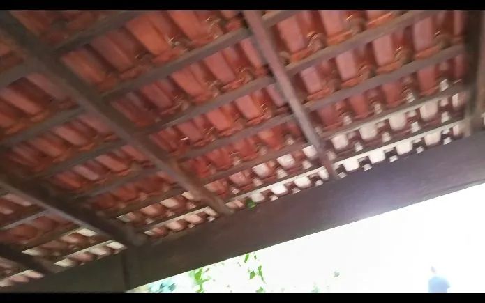 Varanda com telhas e madeiras novas  - Foto 5