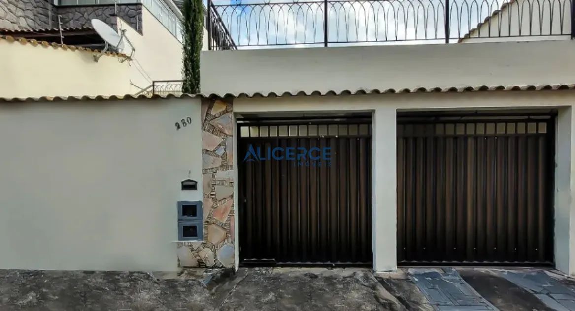 Excelente casa 3 quartos, com suíte, garagem para 3 carros. IMÓVEL TODO MOBILIADO!!!