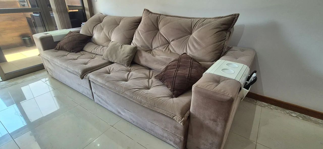 RECLINING SOFA IN EXCELLENT CONDITION467354016610396162