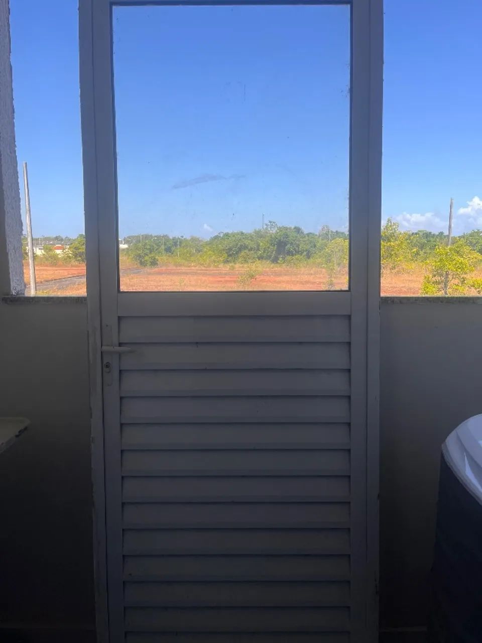 Porta de alumínio branco com vidro. - Foto 2