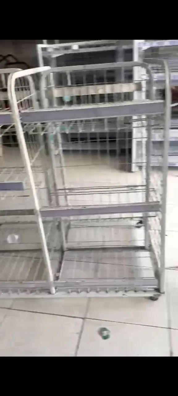 Carrinho expositor com rodízio aramado gaiola e plateleiras - Foto 5