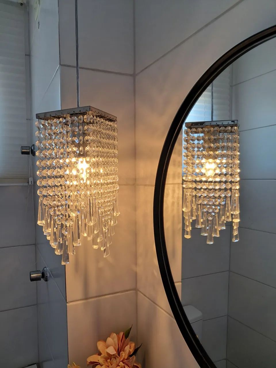 Luminária Pendente com Base e Acabamento em Aço cromado e Pêndulos de Cristal - Foto 2