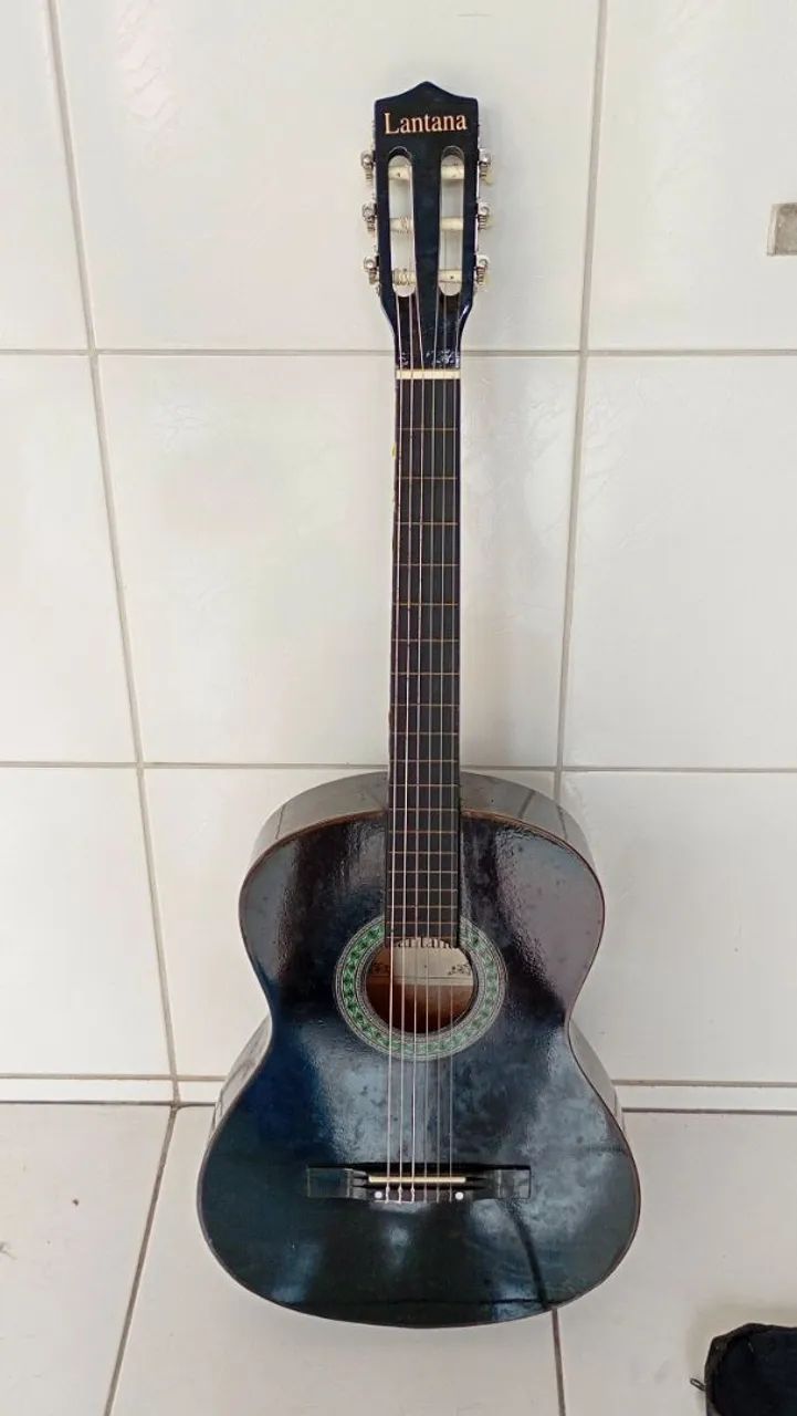 Violão preto