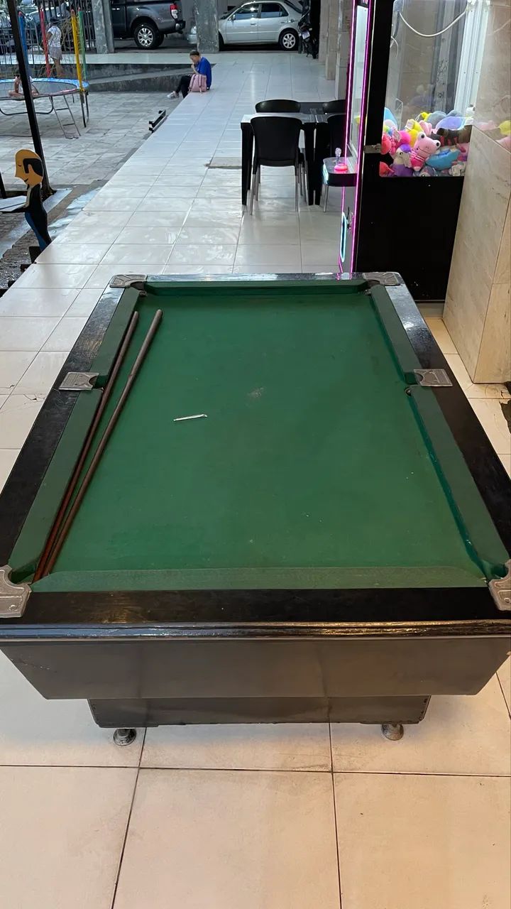 Mesa de sinuca com 2 tacos e 50 fichas