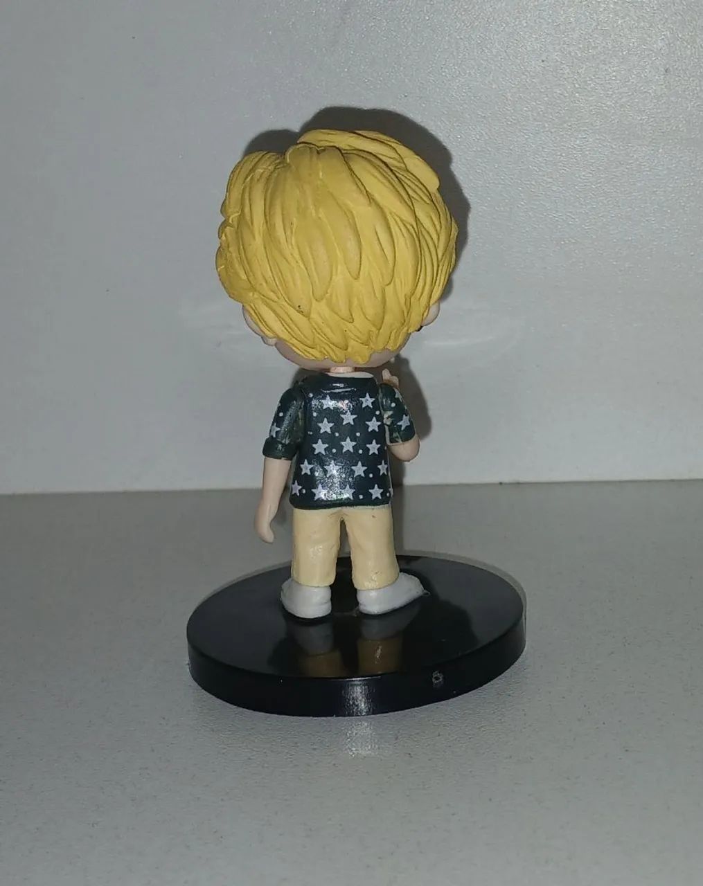 BONECO MINIATURA BTS JIN COLADO NA BASE - Foto 2
