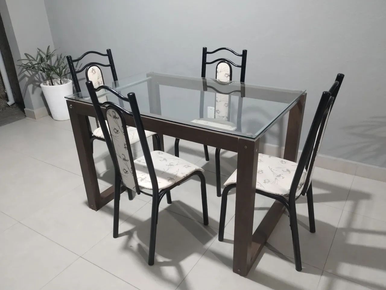 Mesa 4 cadeiras usadas entrego no local ler anúncio  - Foto 4