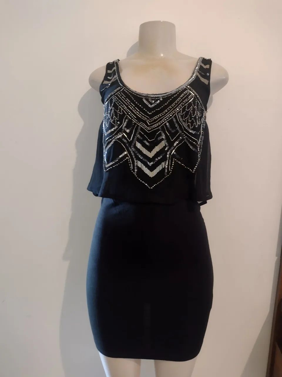 Vestido bordado com pedrarias