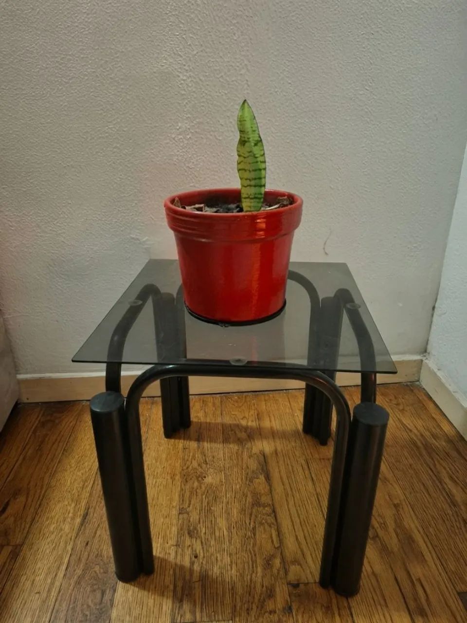 Mesa de canto em vidro e metal