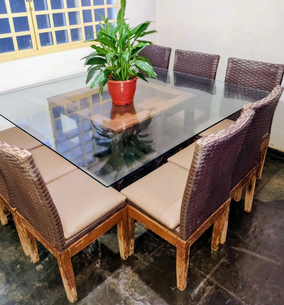 Mesa de vidro com 8 cadeiras 