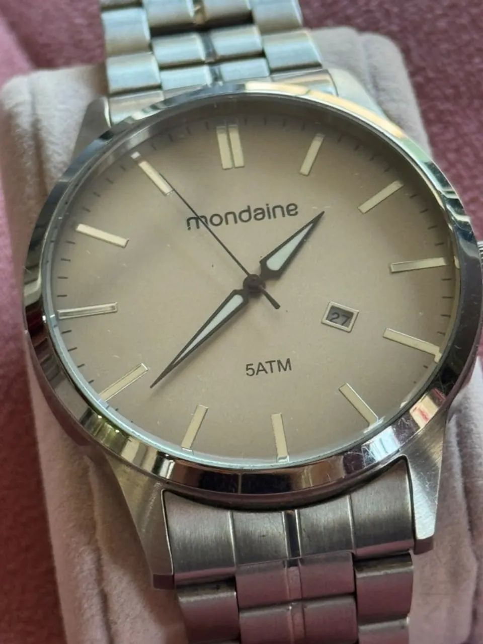 Relógio Mondaine prateado com mostrador champagne e data