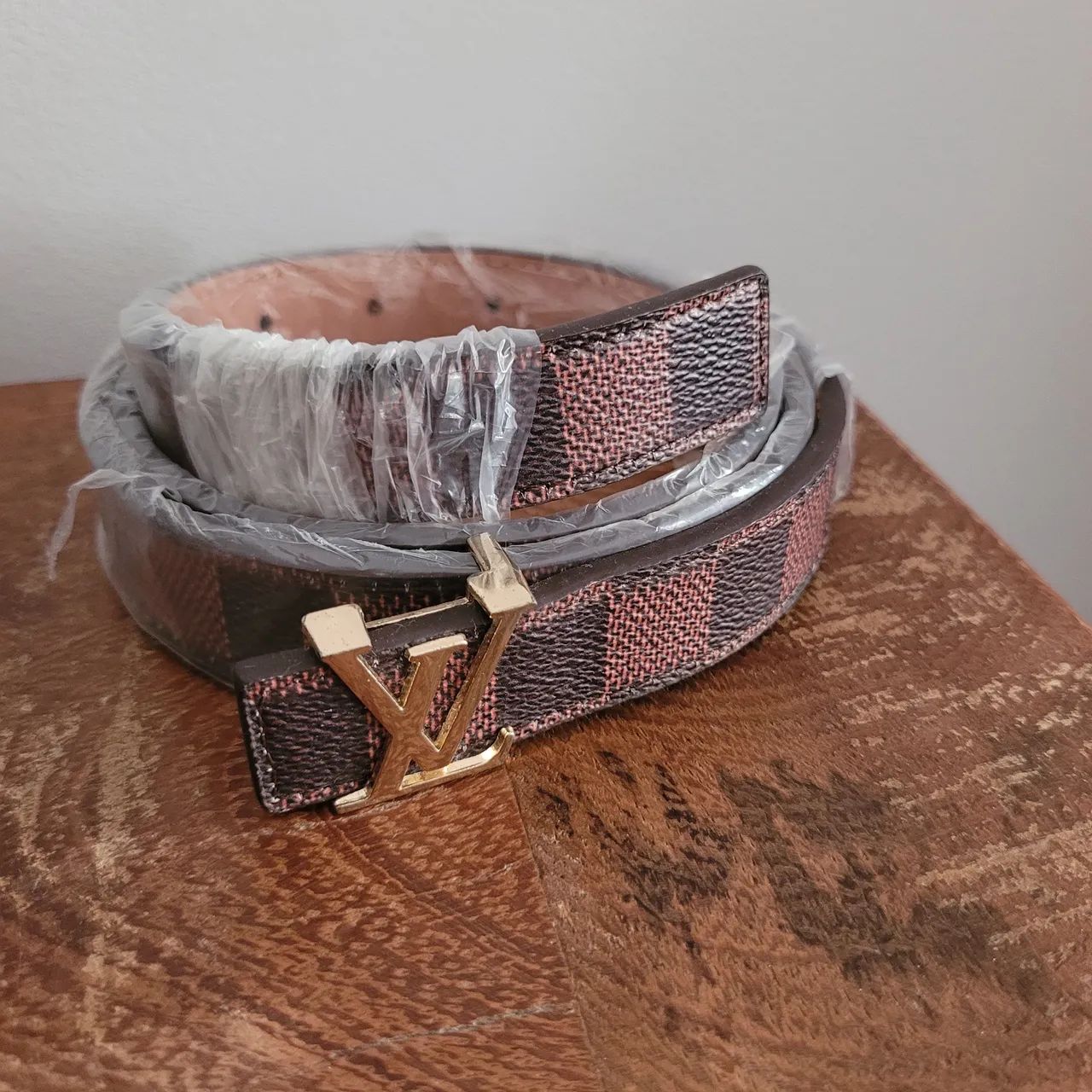 Cinto marrom com logo dourado lv