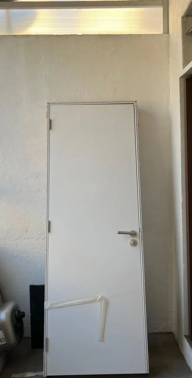 Porta interna, com batente e maçaneta