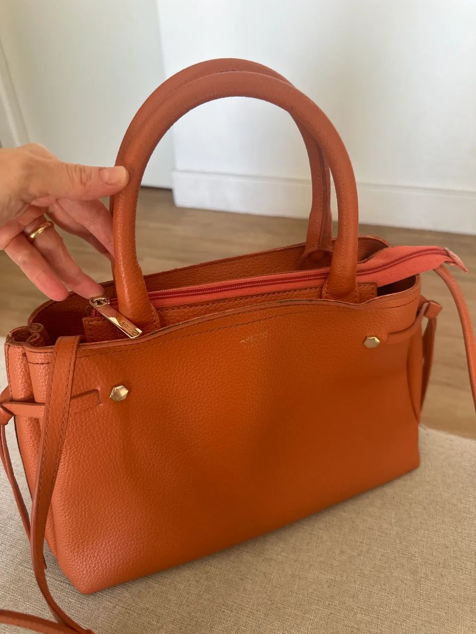 Bolsa couro tecnológico Arezzo semi nova  - Foto 4