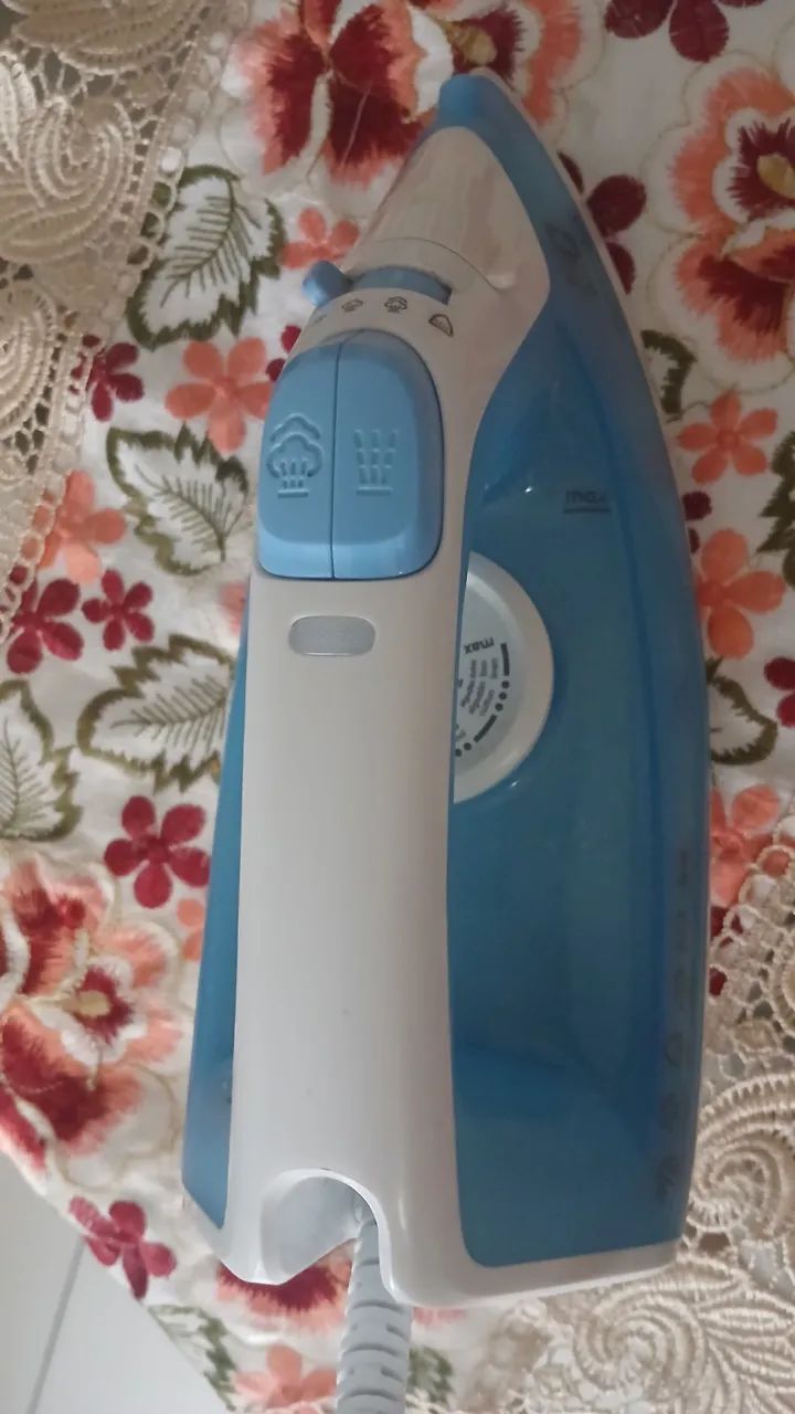 Ferro de passar Electrolux a vapor 220 volts - Foto 2