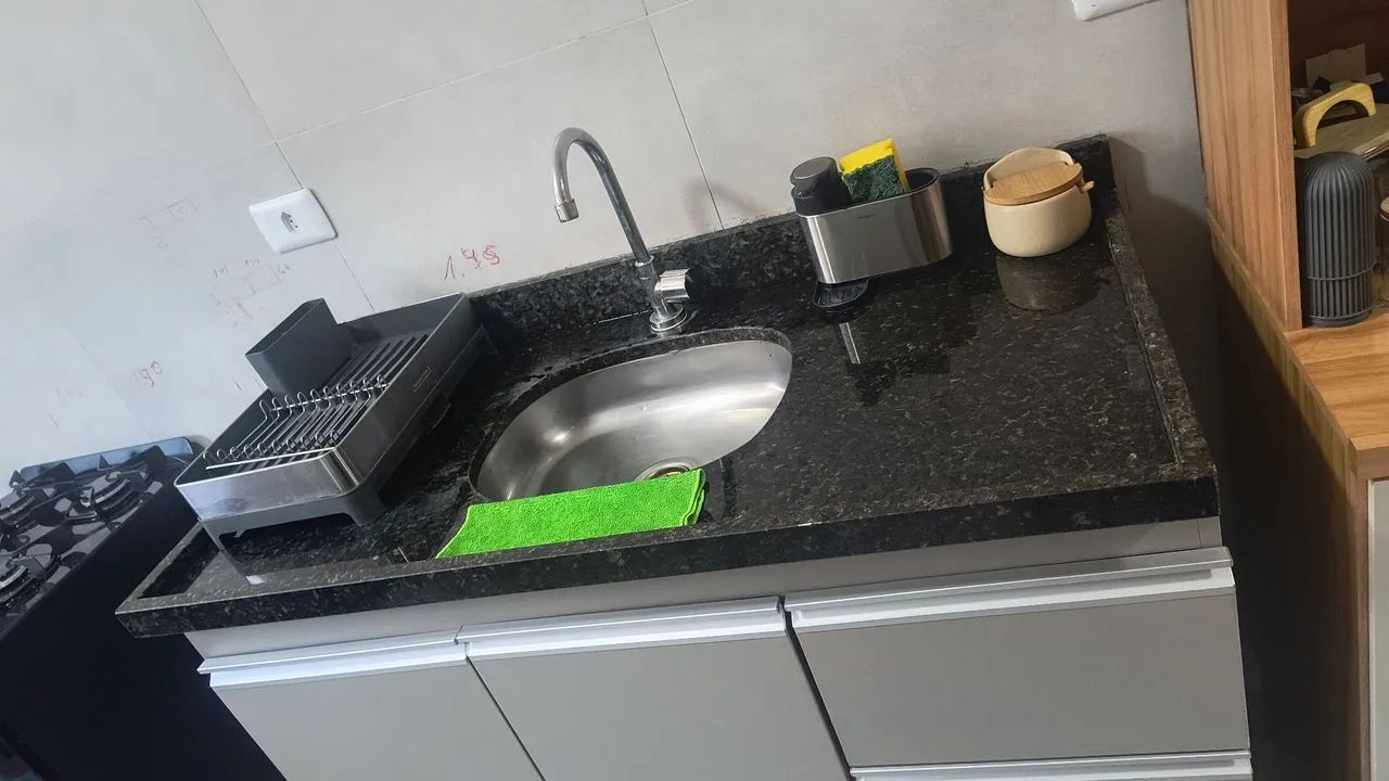 Balcão de mármore com cuba em alumínio semi nova