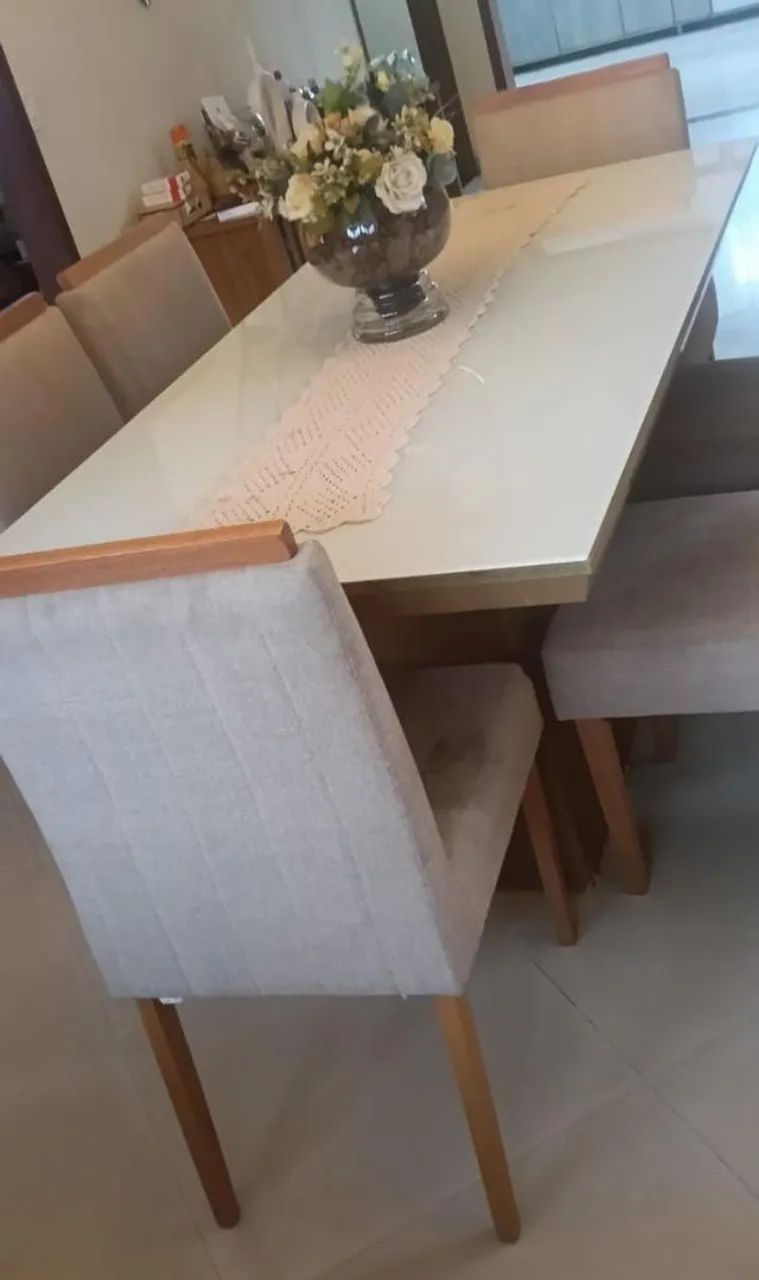 Mesa com tampo de vidro com 6 cadeiras 