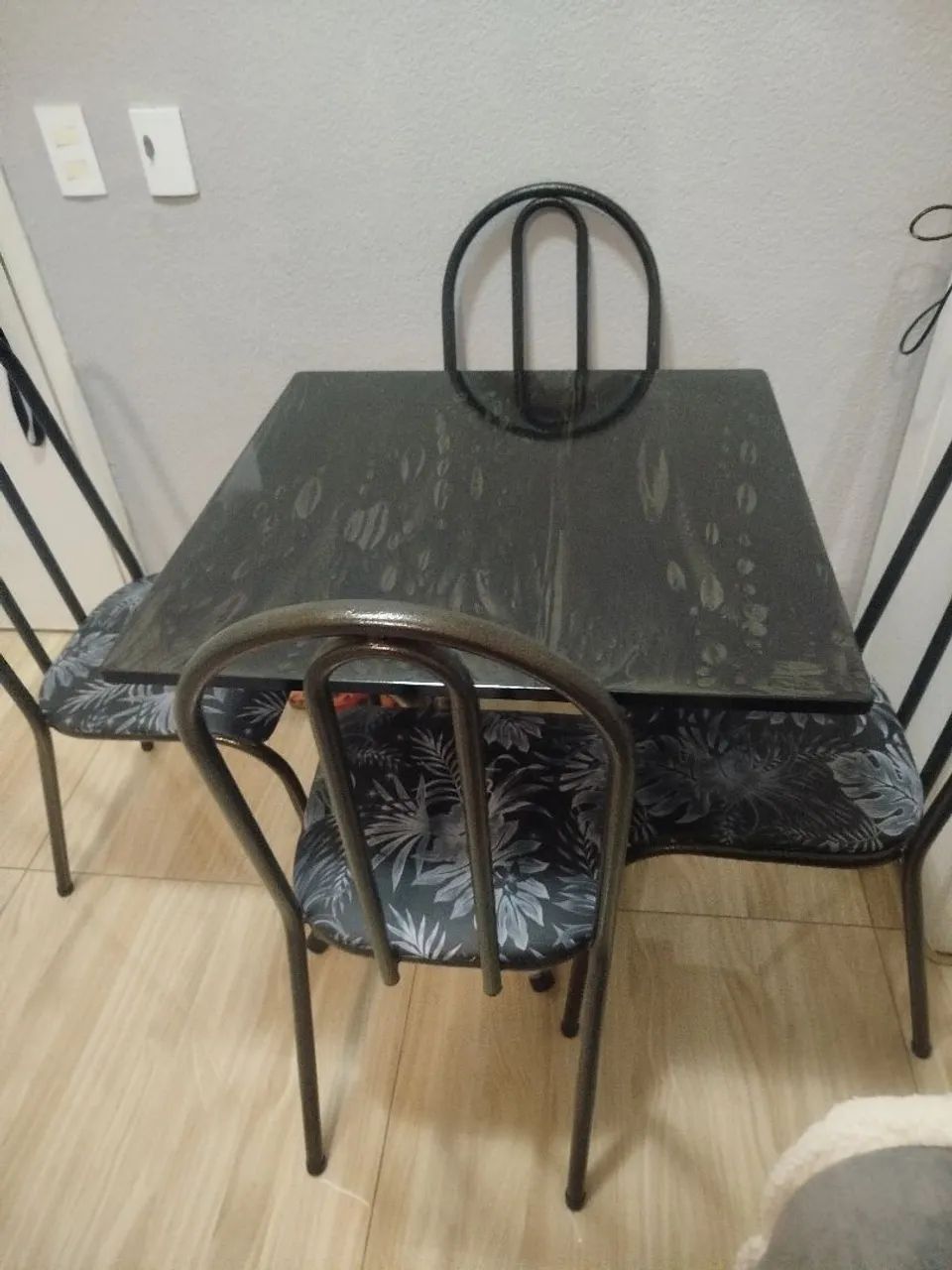 Vendo mesa com 4 cadeiras  - Foto 2