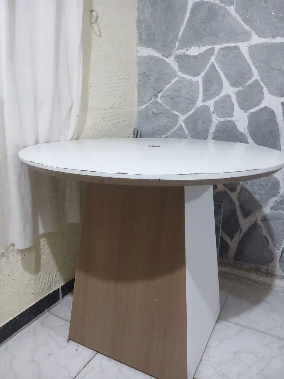 Mesa com duas cadeiras e um sofá.