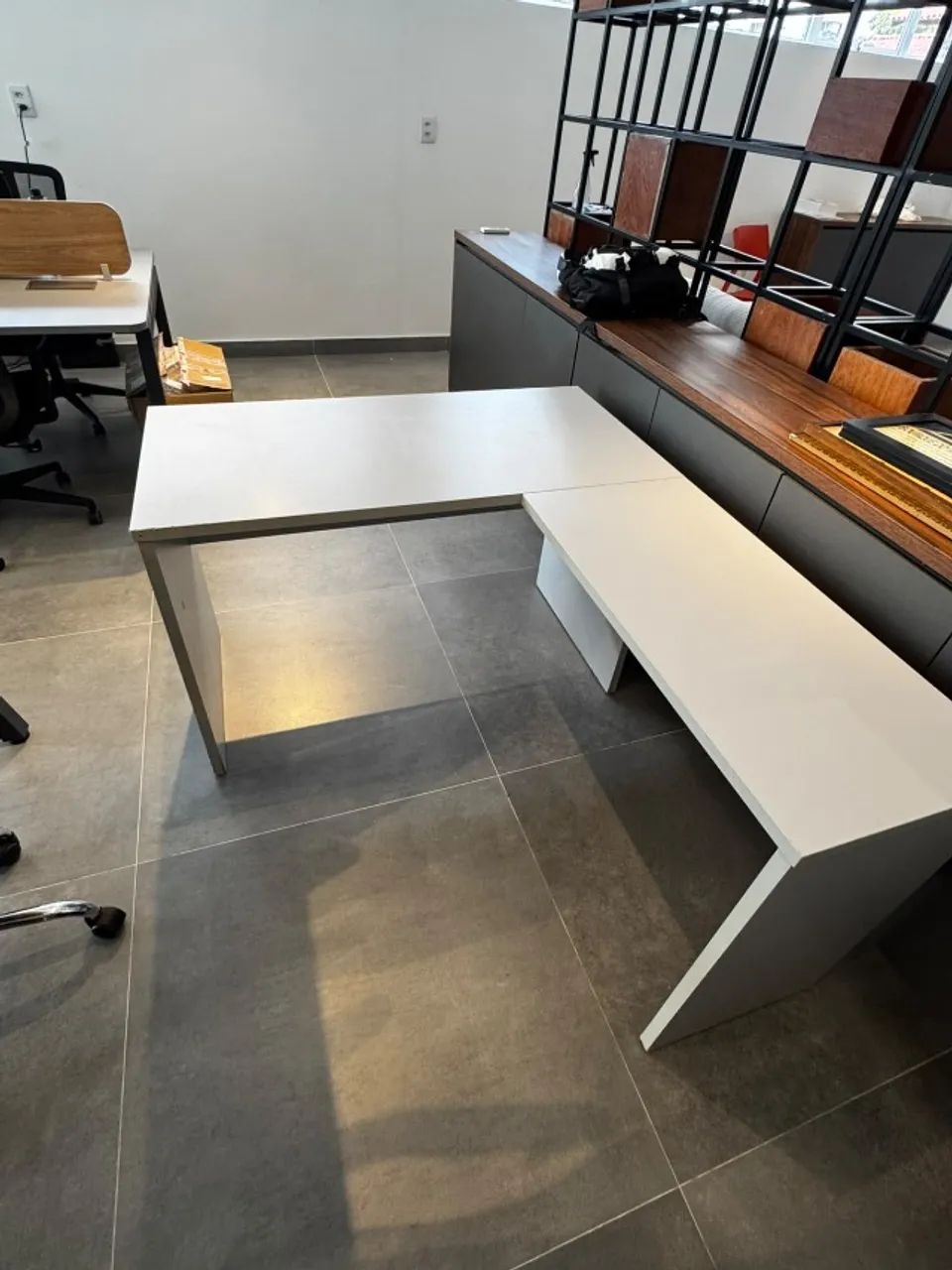 Mesa de escritório em L - Foto 3