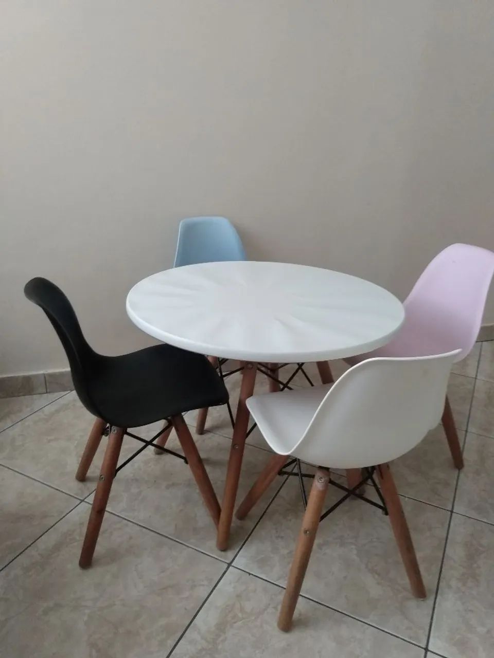 Mesa Infantil e Cadeiras Eames
