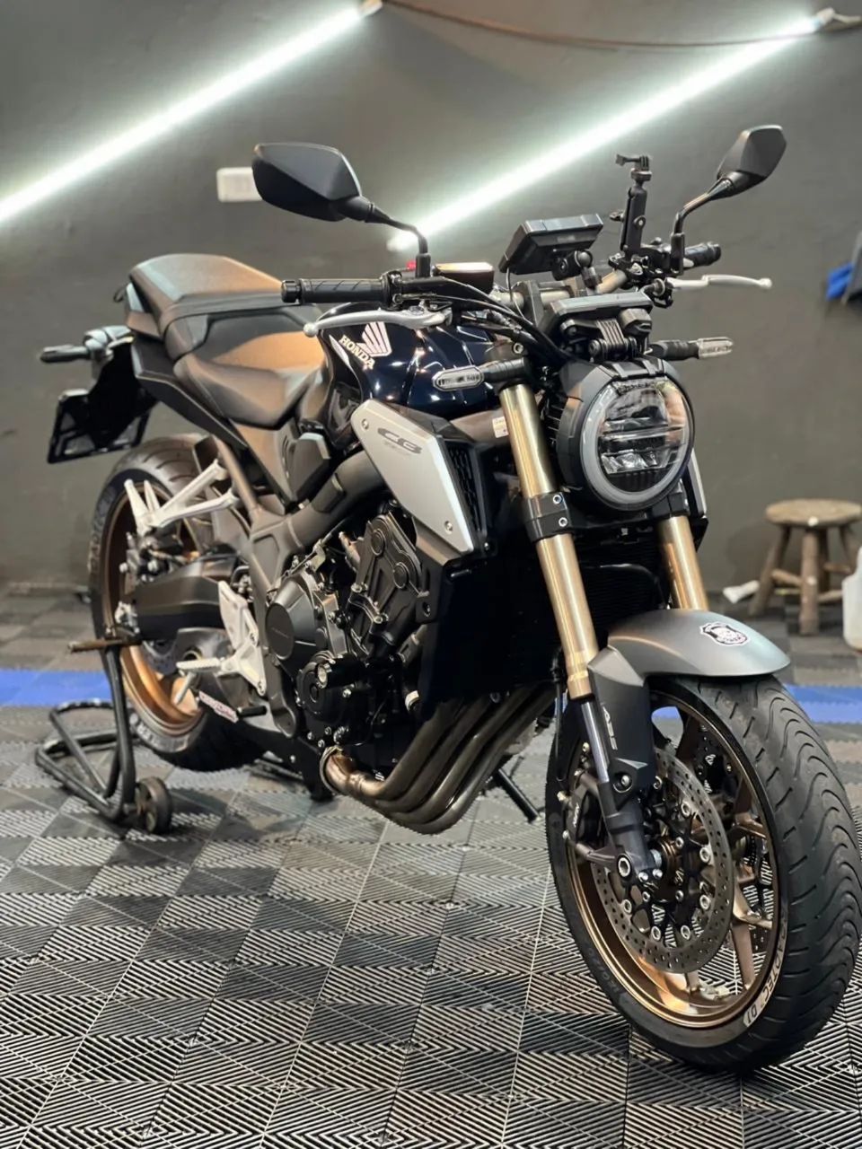 Imperdível CB650R novíssima !
