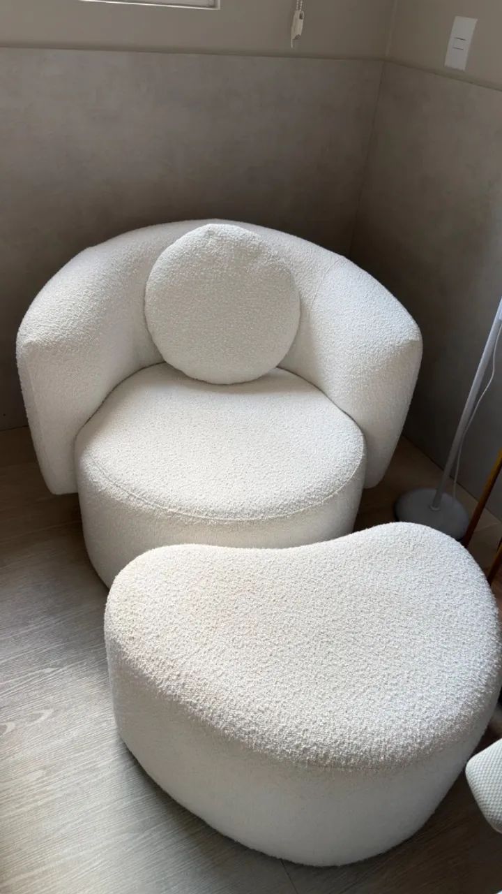 Poltrona + Puff + Almofada em Bouclé Branco - Foto 2